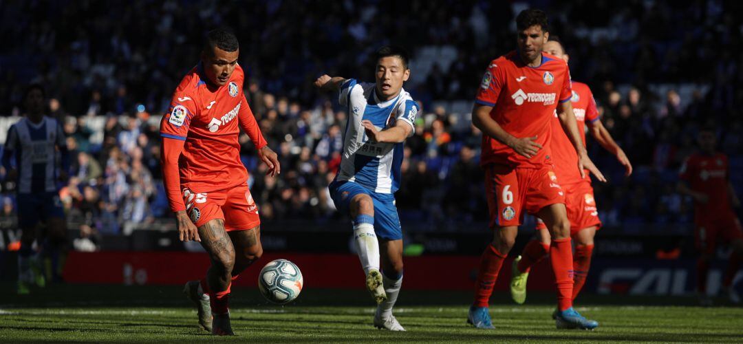 Wu Lei (RCD Espanyol) pelea con Kenedy (Getafe CF) durante el partido de este domingo en el RCDE Stadium.