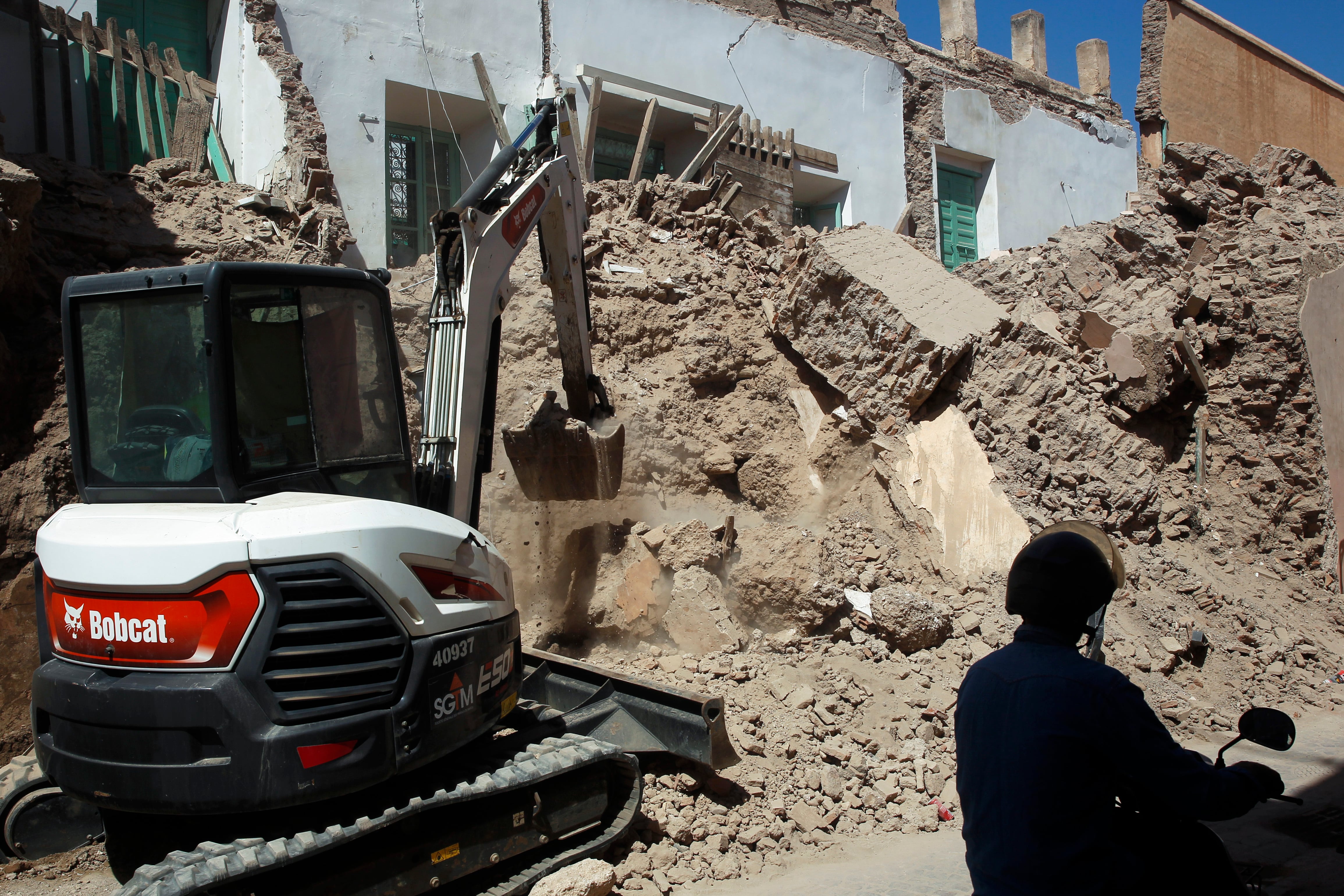 MARRAKECH, 14/09/2023.- Tareas de desescombro en casas destruídas junto a las murallas del Palacio Bahia (siglo XIX). El fuerte terremoto que golpeó varias zonas del Atlas el pasado 8 de septiembre dañó gravemente importantes sitios históricos del país que remontan a más de ocho siglos. Algunos han quedado reducidos a ruinas, como la mezquita Tinmel, un edificio clave del siglo XII Patrimonio de la Humanidad. EFE/María Traspaderne
