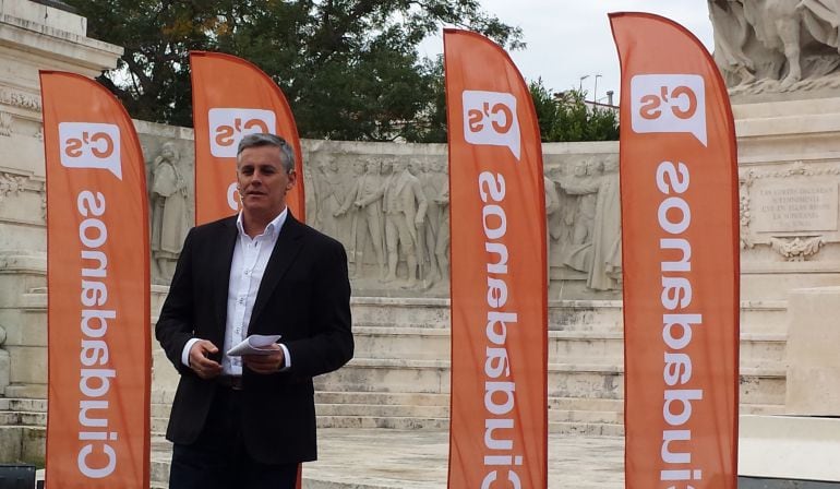 Javier Cano participa en el acto de Albert Rivera ante el monumento a las Cortes en Cádiz