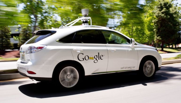 El coche autónomo de Google circula por una calle de Estados Unidos en una de los ensayos aprobados por las autoridades de ese país. 