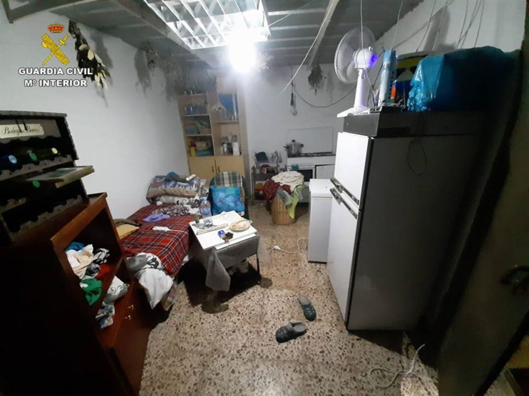 Habitáculo en el que la mujer permanecía retenida, en el garaje de la vivienda de los detenidos