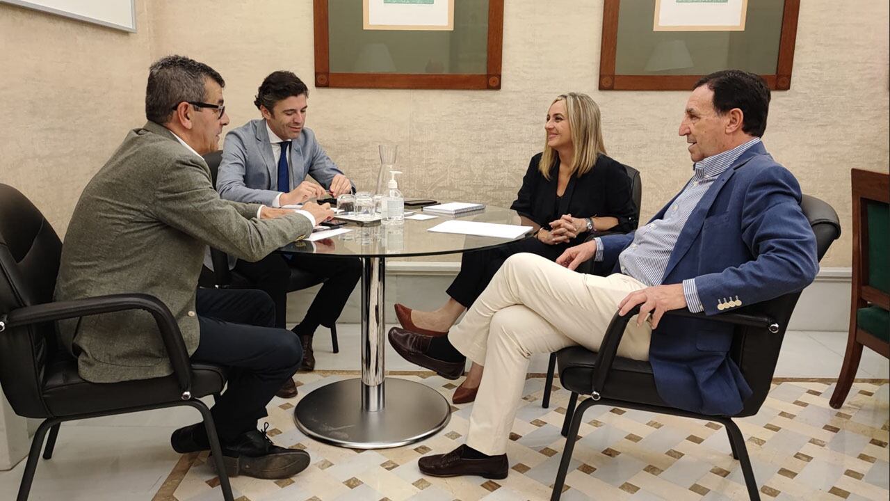 La alcaldesa de Granada, Marifrán Carazo, en la reunión con el presidente del Consejo Social de la ciudad, Javier de Teresa, el portavoz del gobierno local, Jorge Saavedra; y el concejal de Cultura, Juan Ramón Ferreira, para impulsar la comisión que redactará la candidatura de la capitalidad cultural europea de 2031