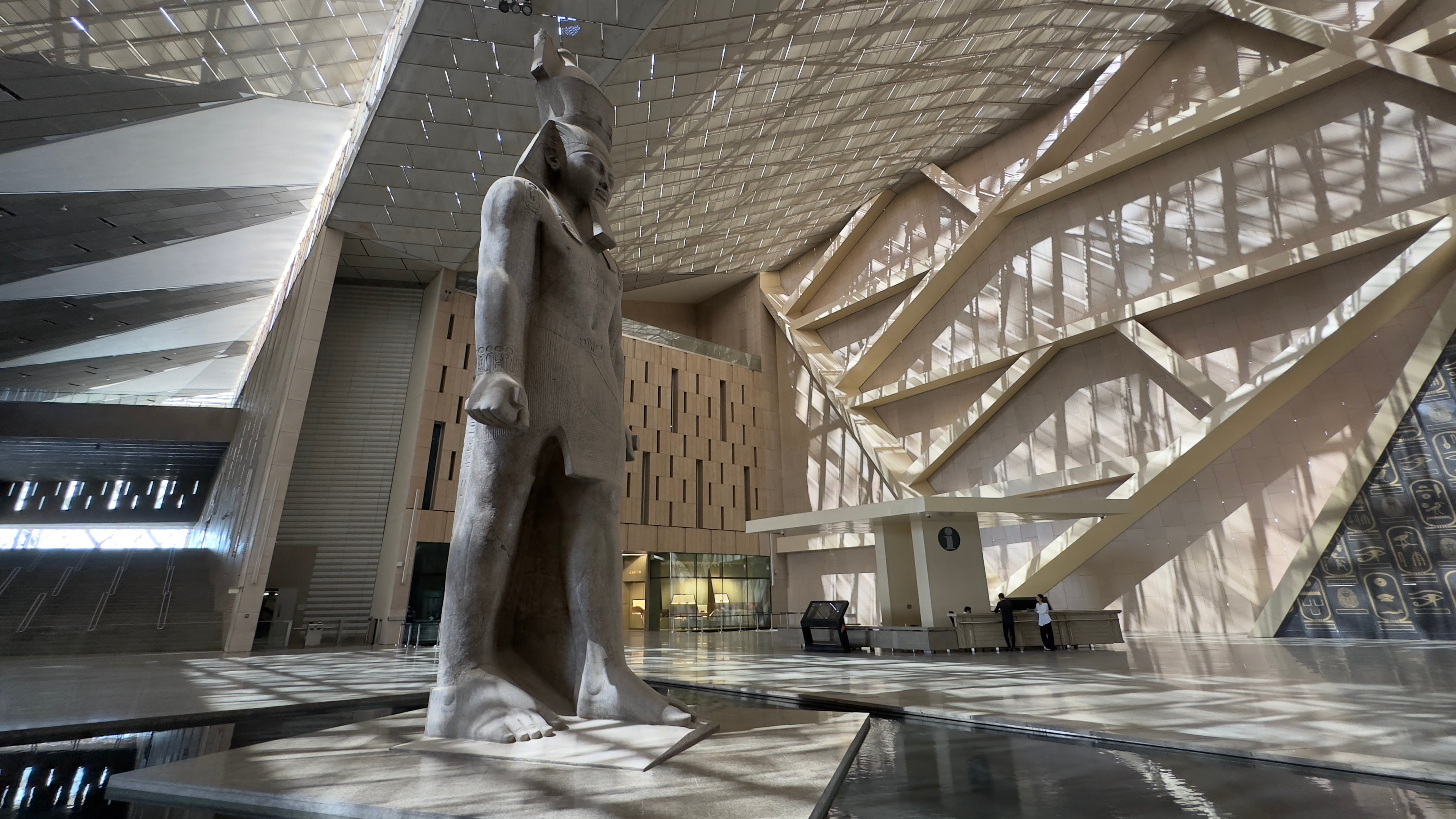 Coloso de Ramsés II situado en el impresionante atrio del GEM