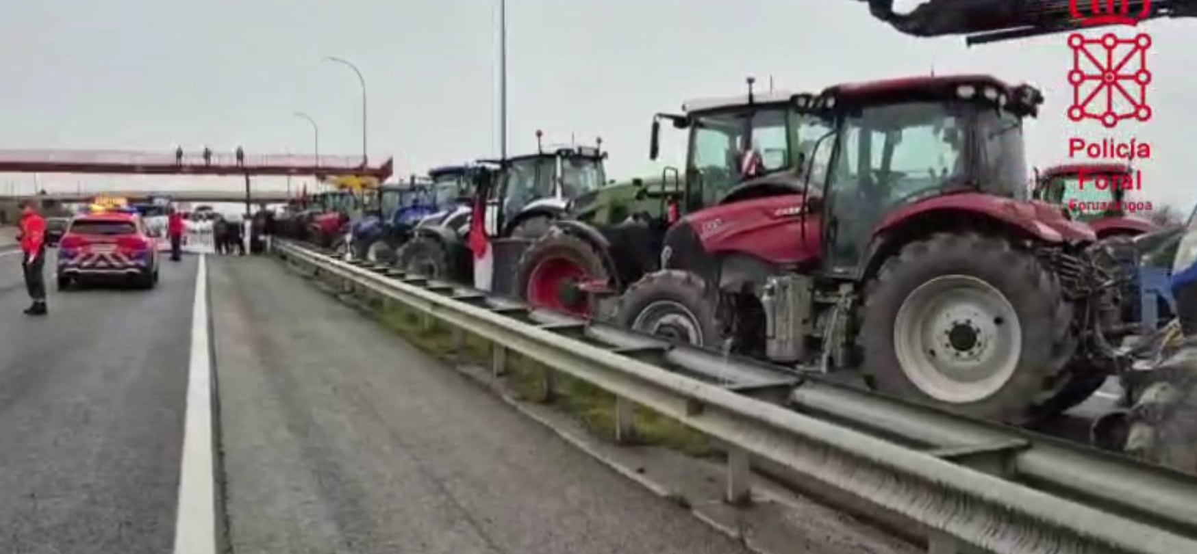 Decenas de tractores preparados este mediodía para cortar totalmente el trafico en la autovía del Ebro a la altura de Ribaforada (Navarra) durante cinco minutos en una protesta vigilada por la Policía Foral, en la que no se han registrado incidentes. 