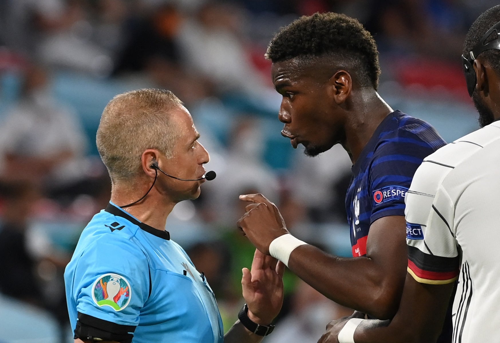 Juan Carlos Yuste dialoga con el futbolista internacional francés Paul Pogba en la última Eurocopa