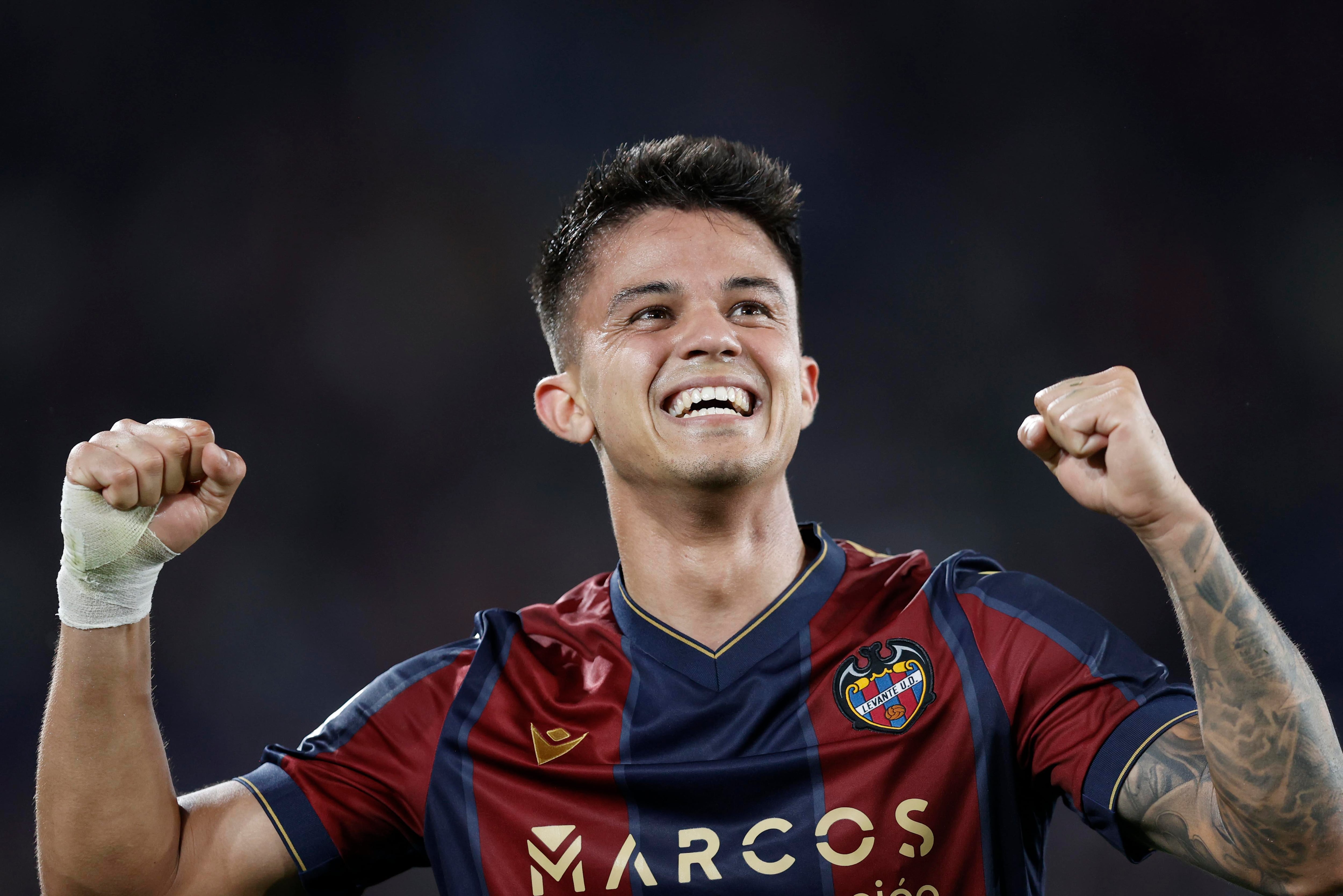 El centrocampista del Levante Roger Brugué celebra el segundo gol de su equipo durante el encuentro ante el Albacete correspondiente a la vuelta de la semifinal del play off de ascenso a Primera División disputado hoy miércoles en el estadio Ciutat de Valencia. EFE / Kai Forsterling.