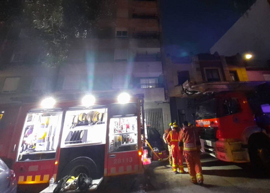 Cuatro dotaciones de Bomberos intervinieron en el incendio de la vivienda de Moncada. 