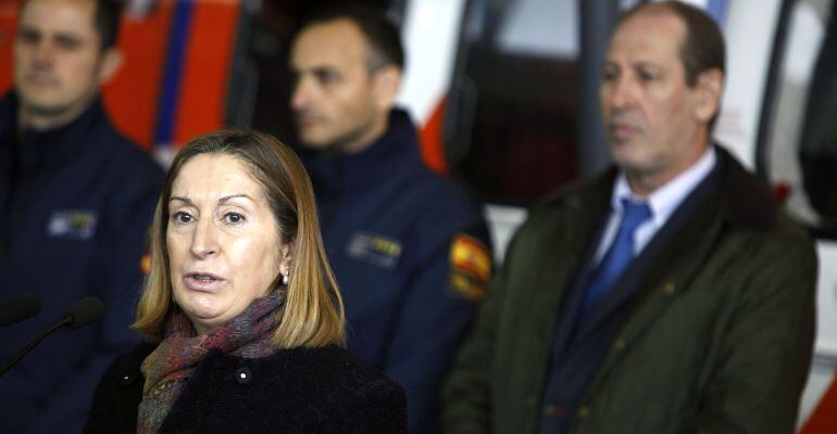 La ministra de Fomento en funciones, Ana Pastor, durante la presentación hoy del balance de la Sociedad de Salvamento y Seguridad Marítima (Sasemar) correspondiente al año 2015 en el aeropuerto coruñés de Alvedro.