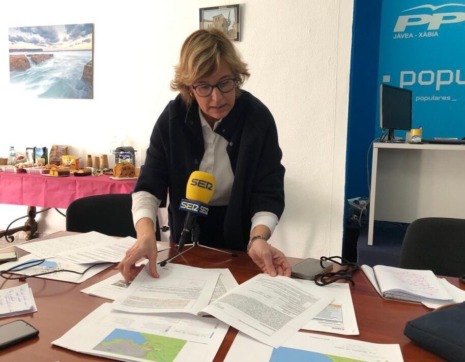 Rosa Cardona, líder del PP Xàbia, con los mapas y documentos del Plan General Estructural.