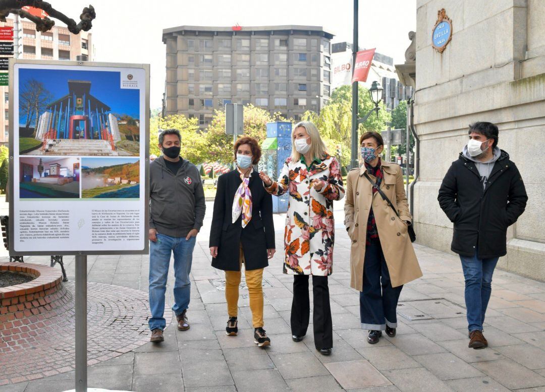 La presidenta de la Cámara vizcaína, Ana Otadui, y la alcaldesa en funciones del Ayuntamiento de Bilbao, Amaia Arregi, en la inauguración de la exposición &quot;Las Juntas Generales de Bizkaia, conócelas&quot;.