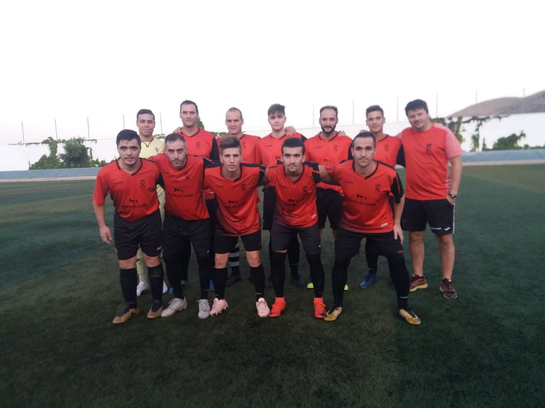 Once inicial del Jódar CF, con el entrenador Cristóbal MOreno, de pie a la derecha, frente al CD Ubeda VIVA