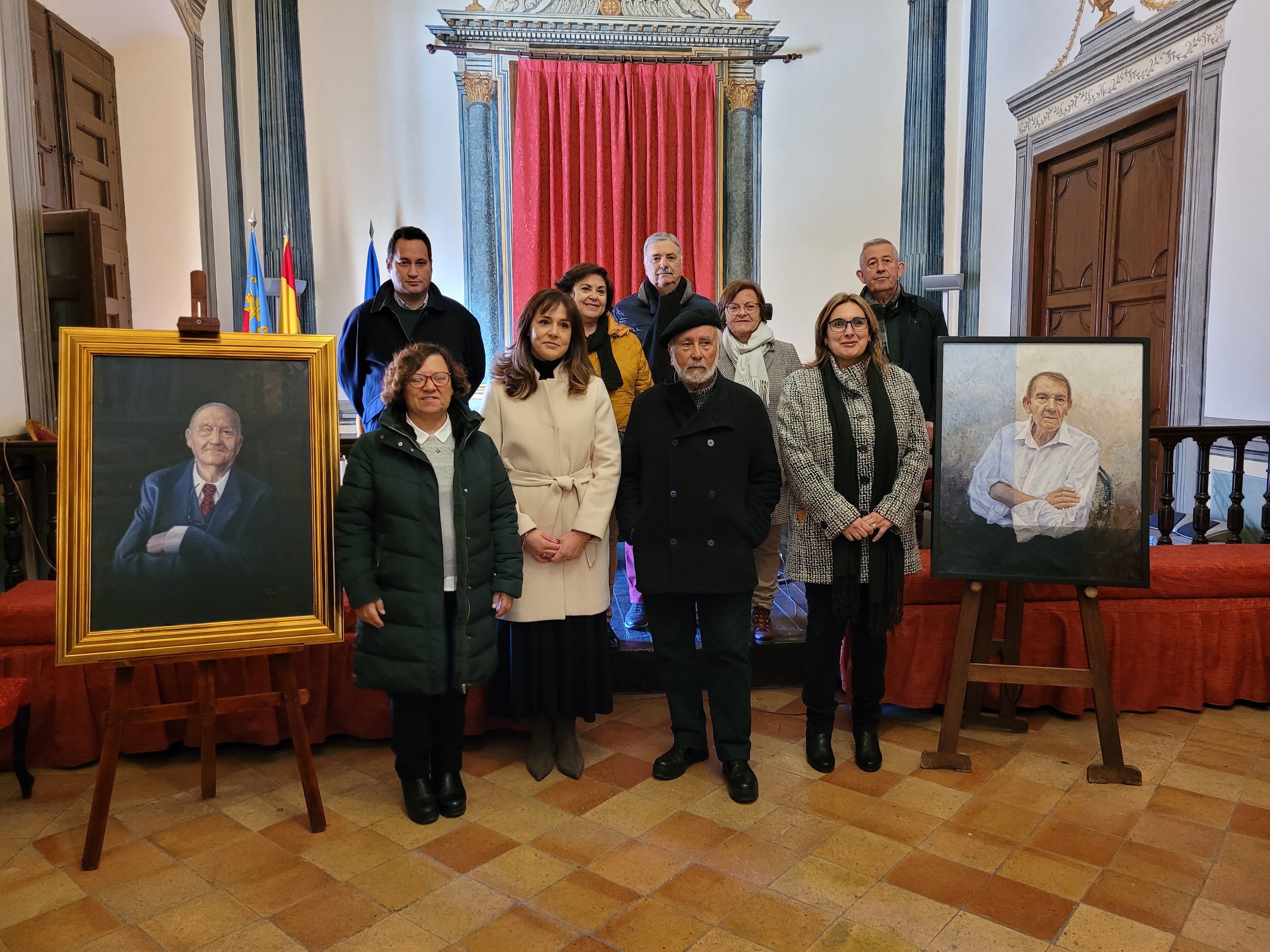 La Corporación Municipal, con los cuadros donados por Esparza