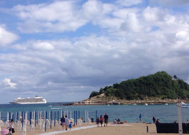 El crucero de lujo &quot;The World&quot; fondeado en la bahía donostiarra