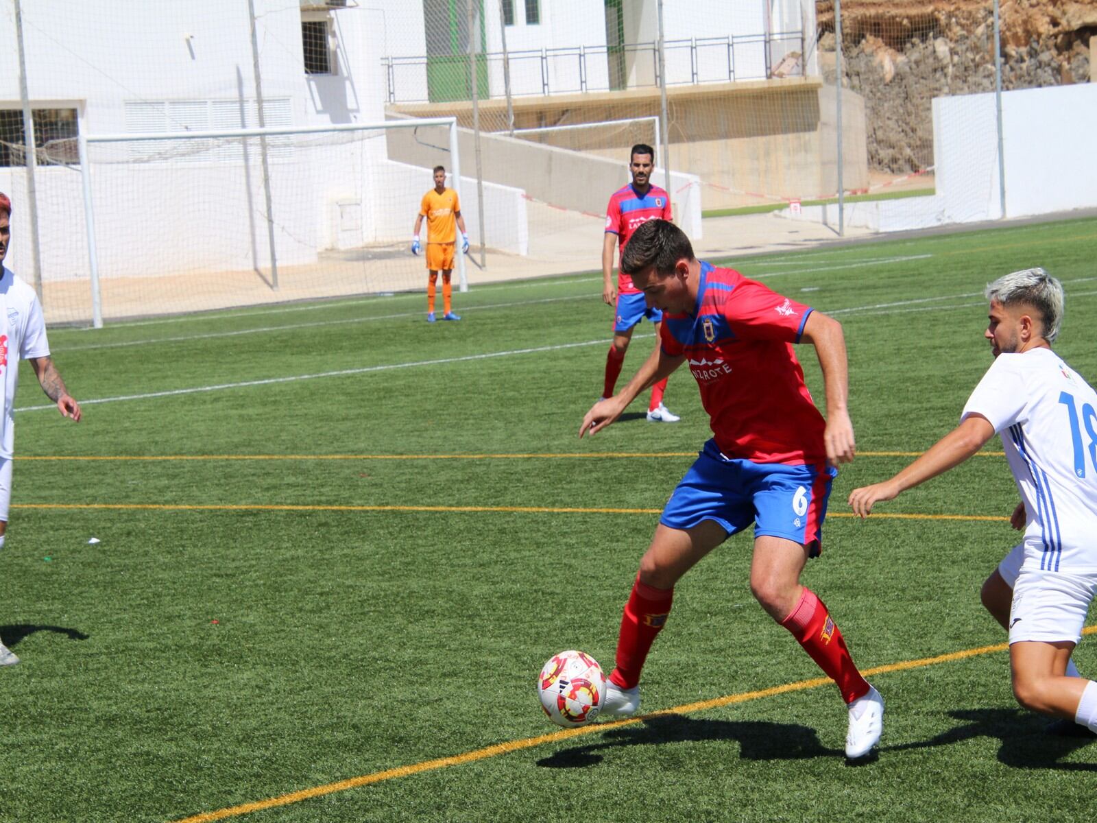 Un jugador de la UD Lanzarote controlando el balón.