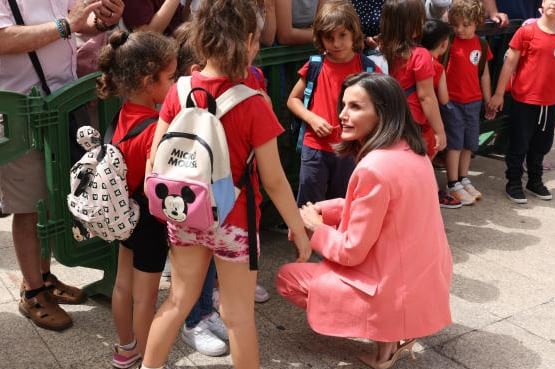 Letizia habla con unos niños en Las Palmas de Gran Canaria.