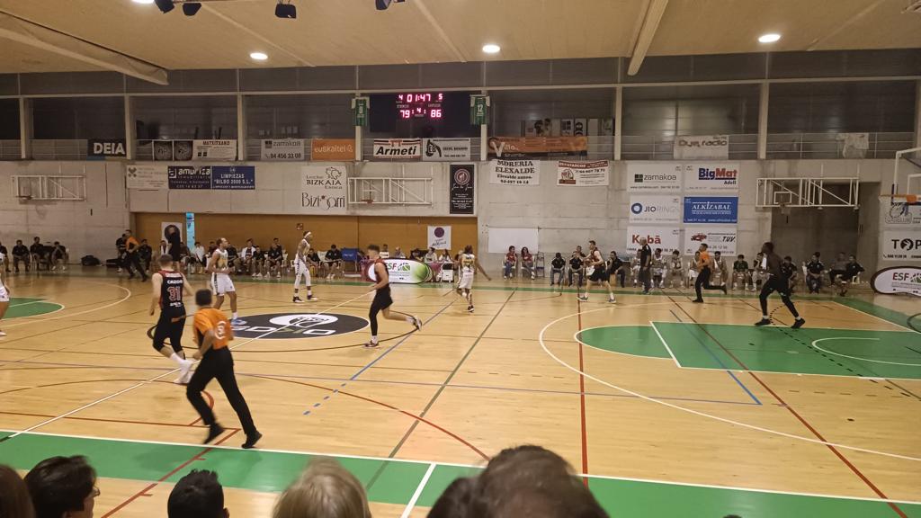 Bilbao Basket y Baskonia, durante la final de la Euskal Copa, disputada en el polideportivo Urreta de Galdakao