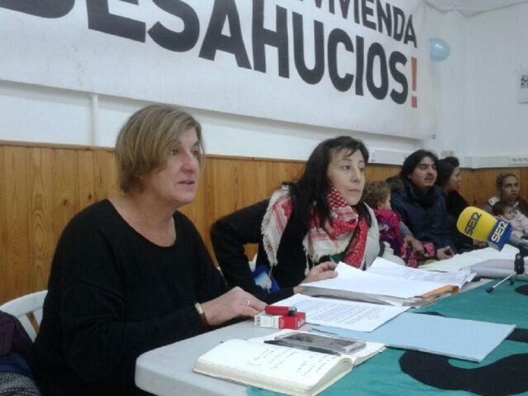 Portavoces de Stop Desahucios junto a familias afectadas