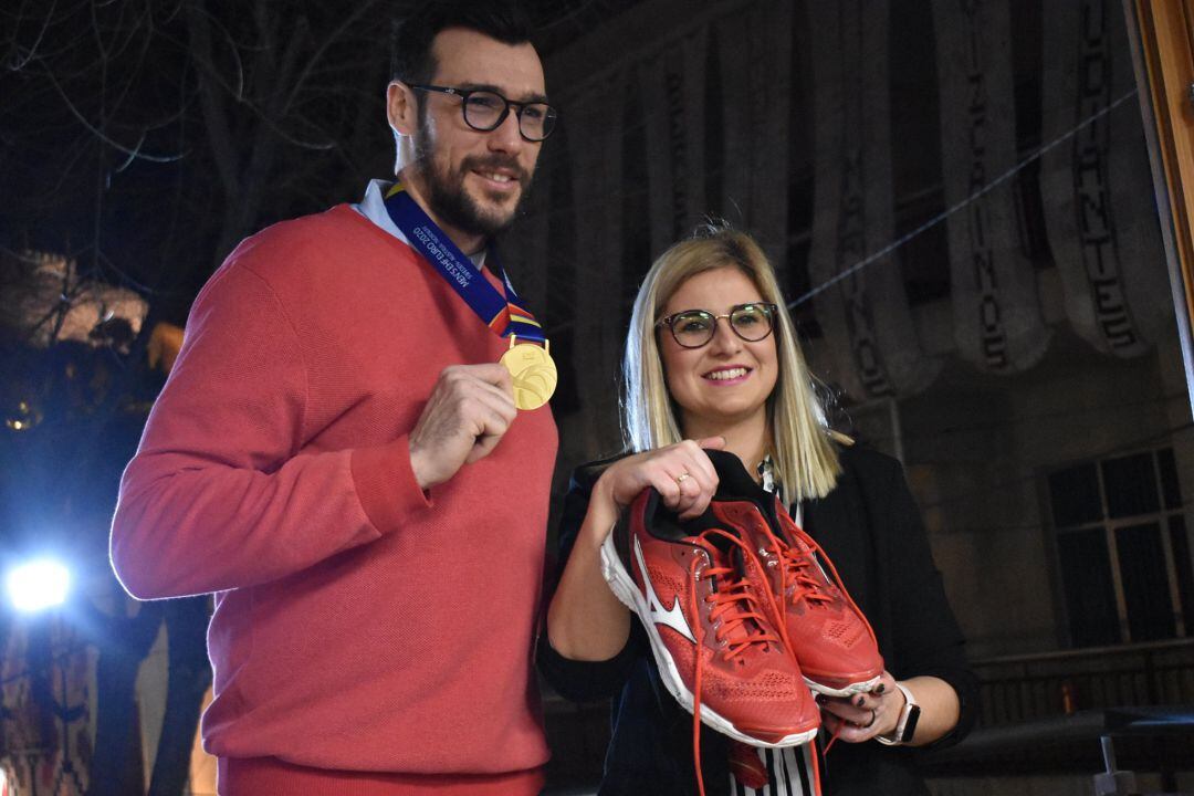 La alcaldesa de Petrer, Irene Navarro se muestra orgullosa de su paisano