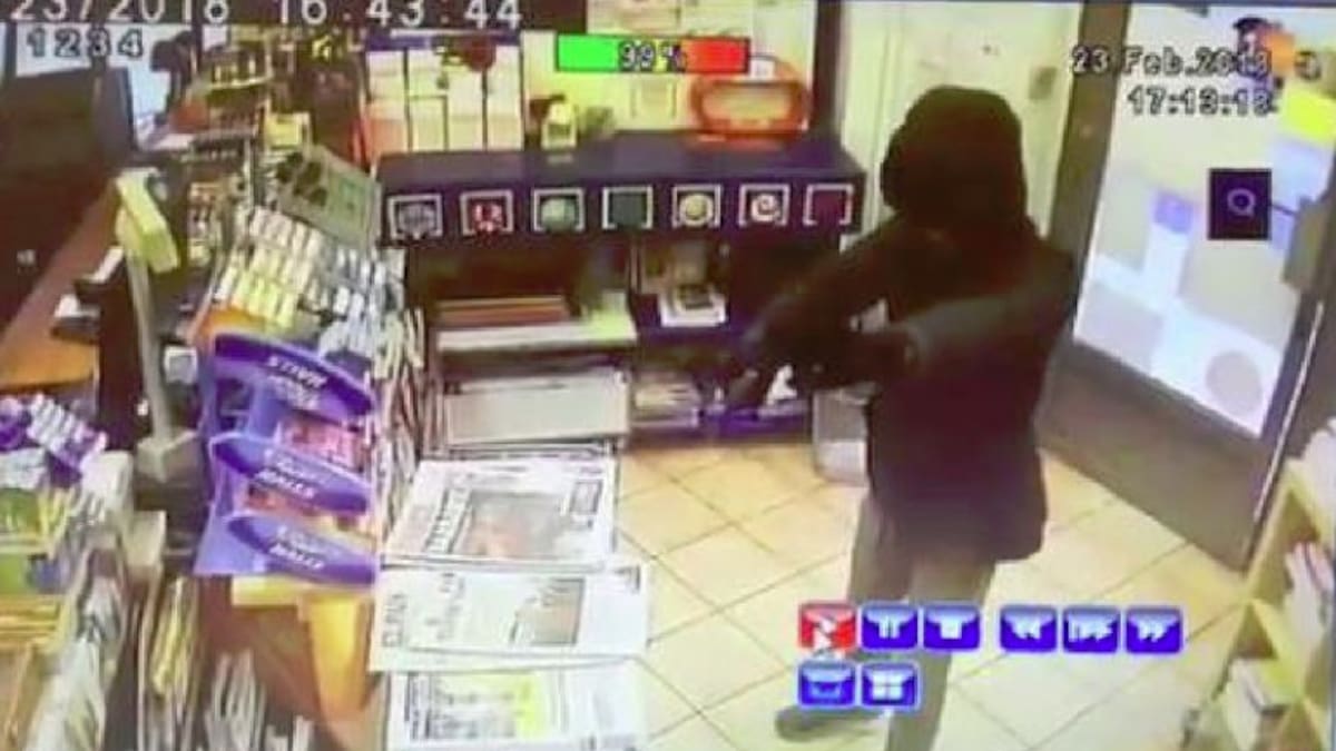 Una estanquera de Donostia evita un robo abalanzándose sobre el atracador