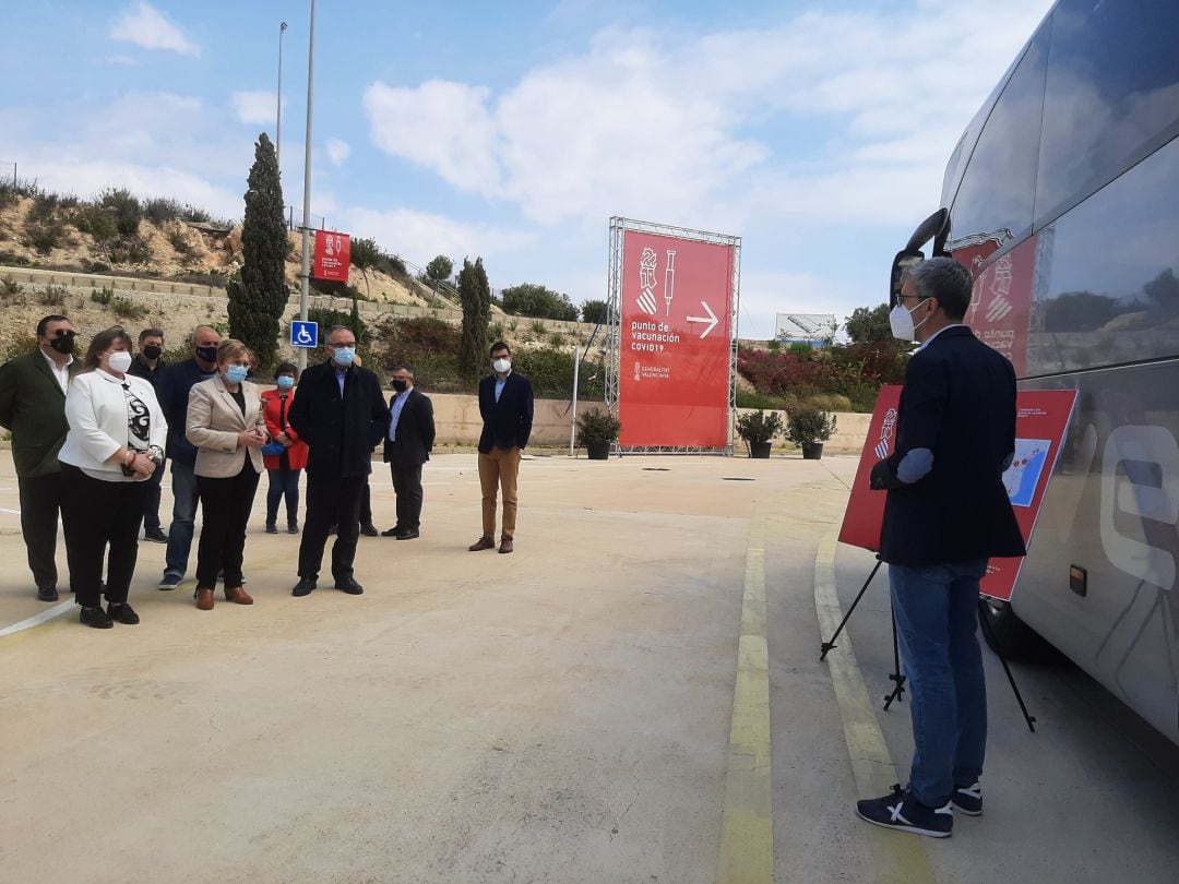 El conseller de Movilidad, Arcadi España explica el servicio de transporte gratuito para la campaña de vacunación masiva en Ciudad de la Luz