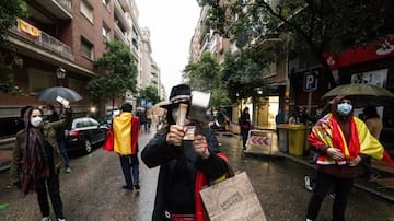 Decenas de vecinos del barrio de Salamanca de Madrid protestan contra el Gobierno en pleno estado de alarma