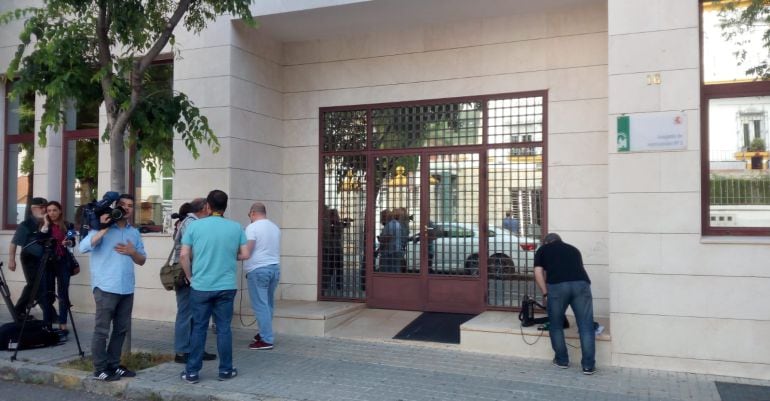 Fachada del Juzgado de Instrucción número 2 de Jaén con los periodistas esperando la presencia de los testigos del caso Matinsreg.