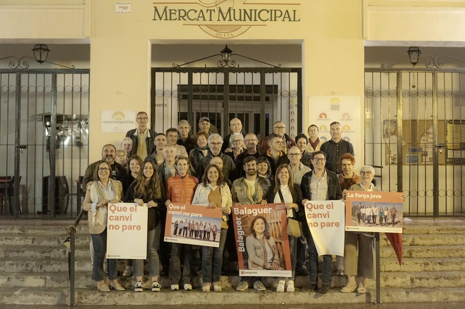 Yolanda Balaguer, candidata a la alcaldía de Oliva por Compromís junto a militantes durante la noche de la pegada de carteles.