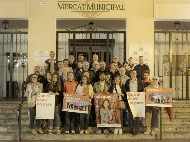 Yolanda Balaguer, candidata a la alcaldía de Oliva por Compromís junto a militantes durante la noche de la pegada de carteles.