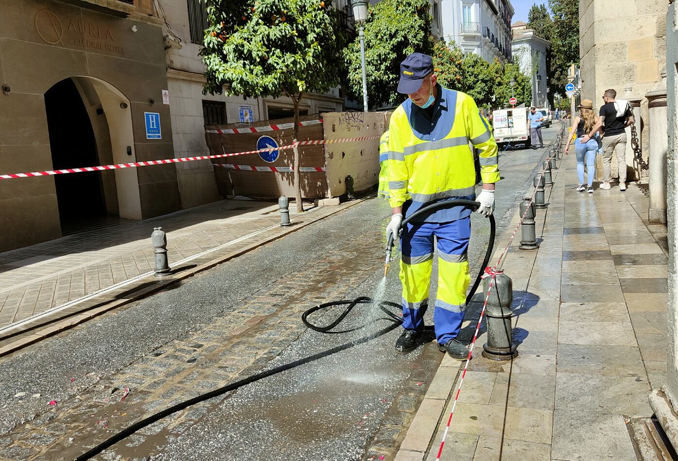 Y tras la última procesión, ha llegado de forma inmediata la limpieza de la cera en el centro de Granada por operarios municipales de INAGRA