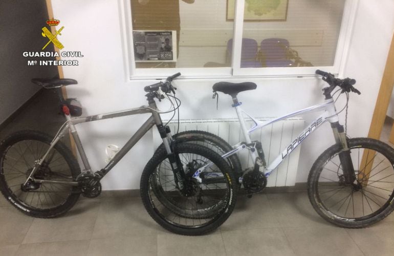 Las dos bicicletas sustraidas en trasteros de Navalmoral de la Mata y recuperadas por la Guardia Civil 