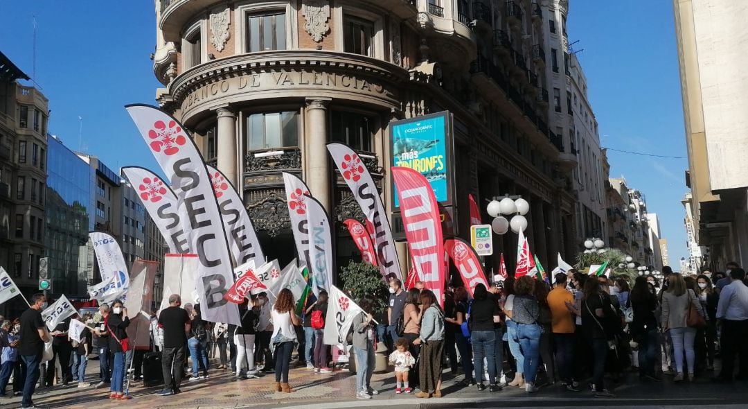 La plantilla de Caixabank se manifiesta en València contra el ERE