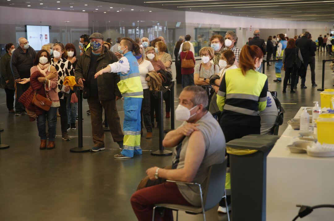 Varias personas esperean a ponerse la vacuna contra la COVID-19.