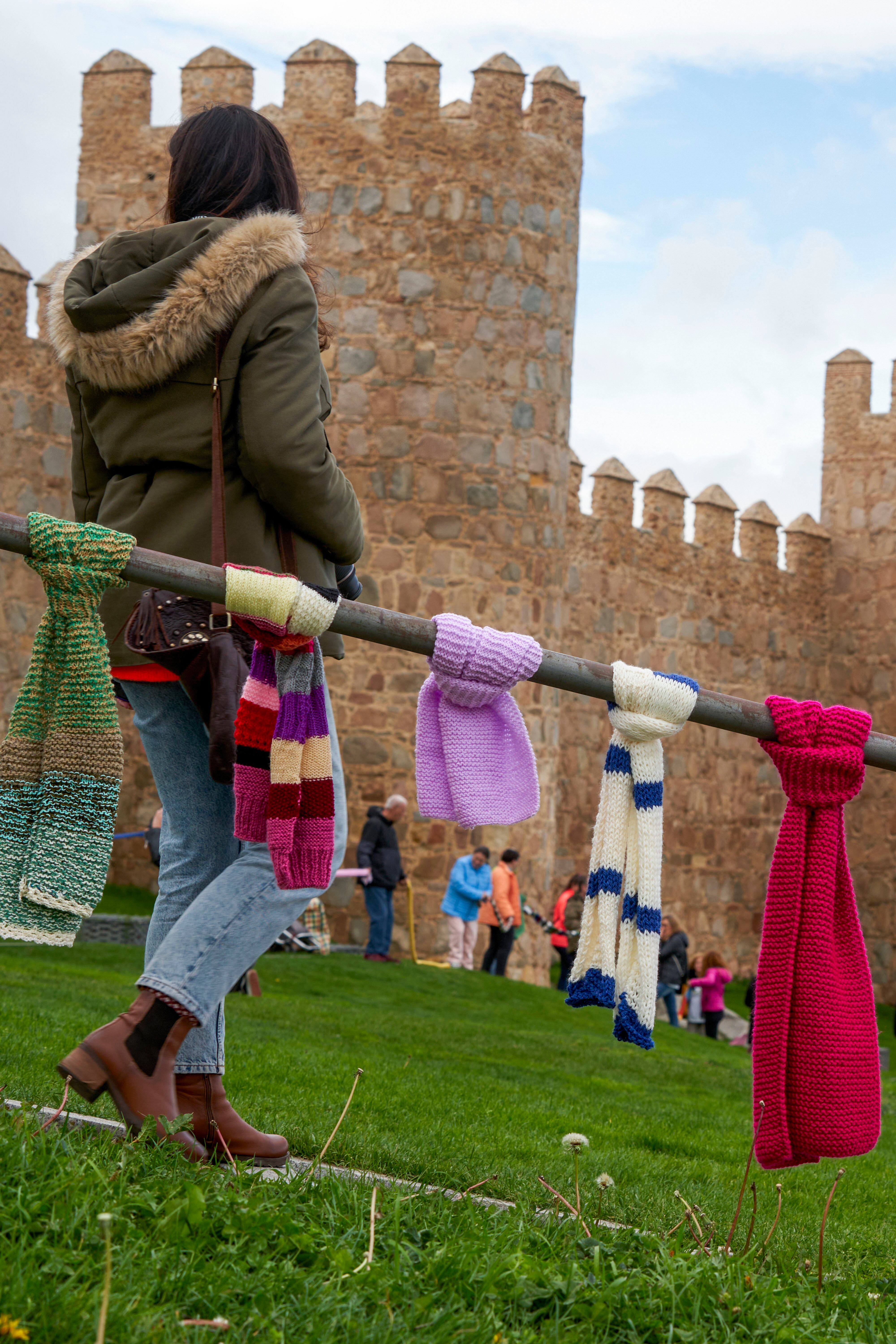 ÁVILA (CASTILLA Y LEÓN), 29/10/2023.-El padre Ángel ha apadrinado la iniciativa solidaria "Ávila abraza la muralla" que, organizada por Hilandia en colaboración con el Ayuntamiento de la capital abulense, abraza simbólicamente la muralla con bufandas tejidas a mano que se donarán a distintas ONG como "Mensajeros de la Plaz". EFE/ Raúl Sanchidrián