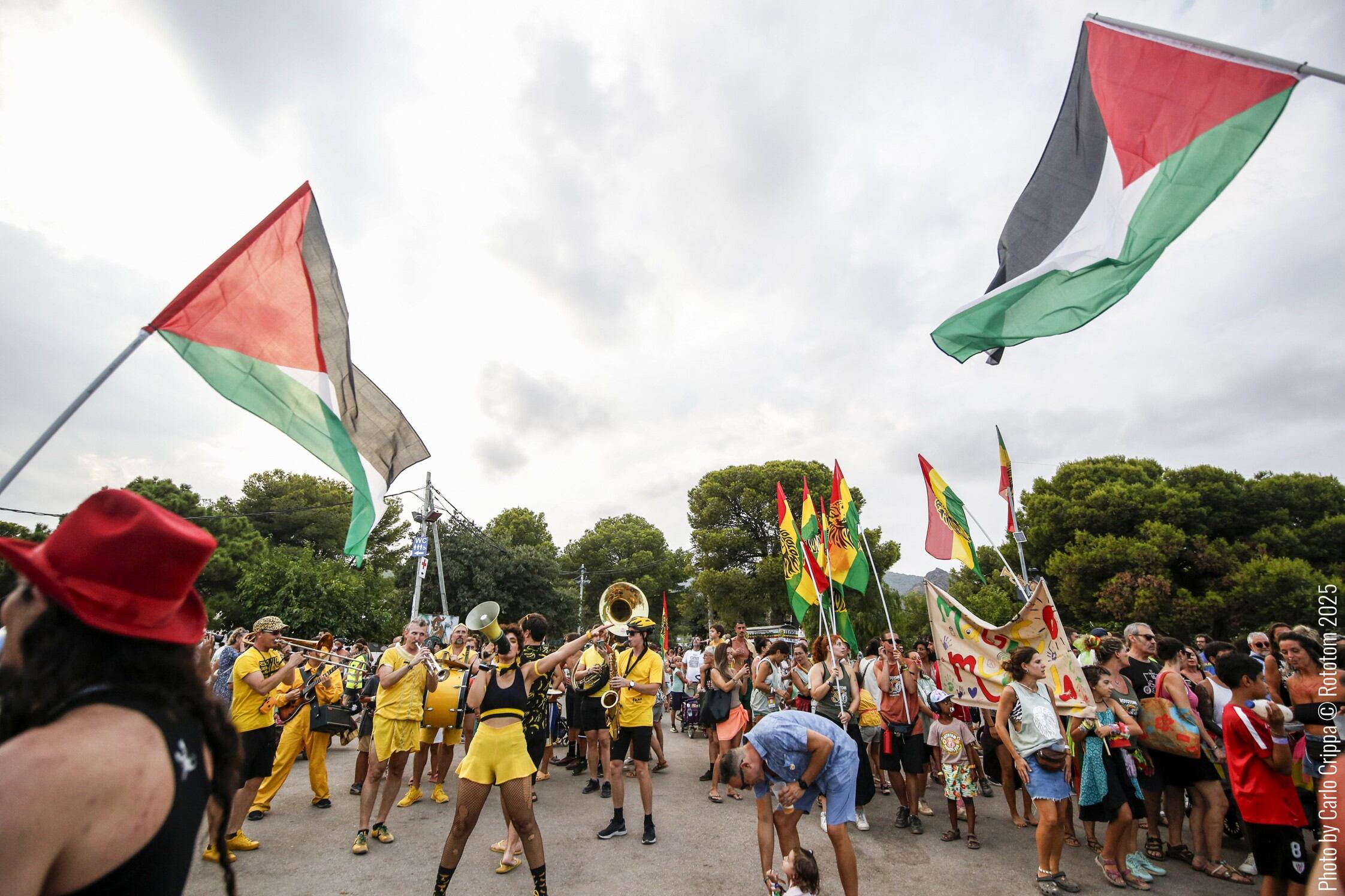 Banderas de Palestina y de Bolivia en uno de los pasacalles del festival Rototom Sunsplash de Benicàssim.