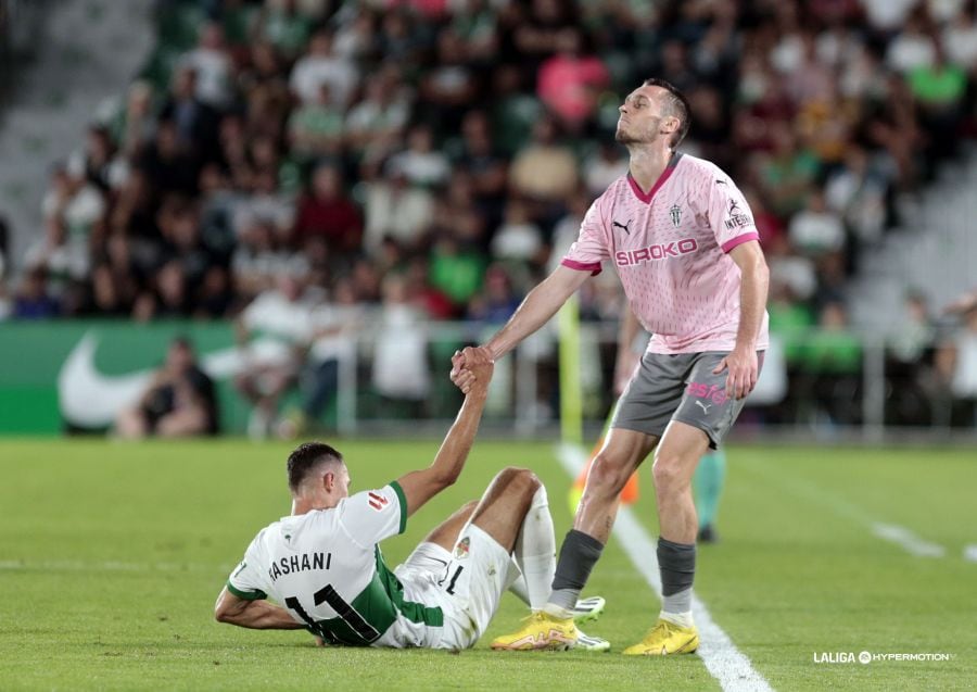 Dubasin ayuda a incorporarse al jugador del Elche Rashani.