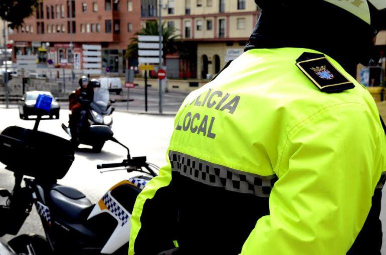 Un agente de la Policía Local de Jerez durante un control 