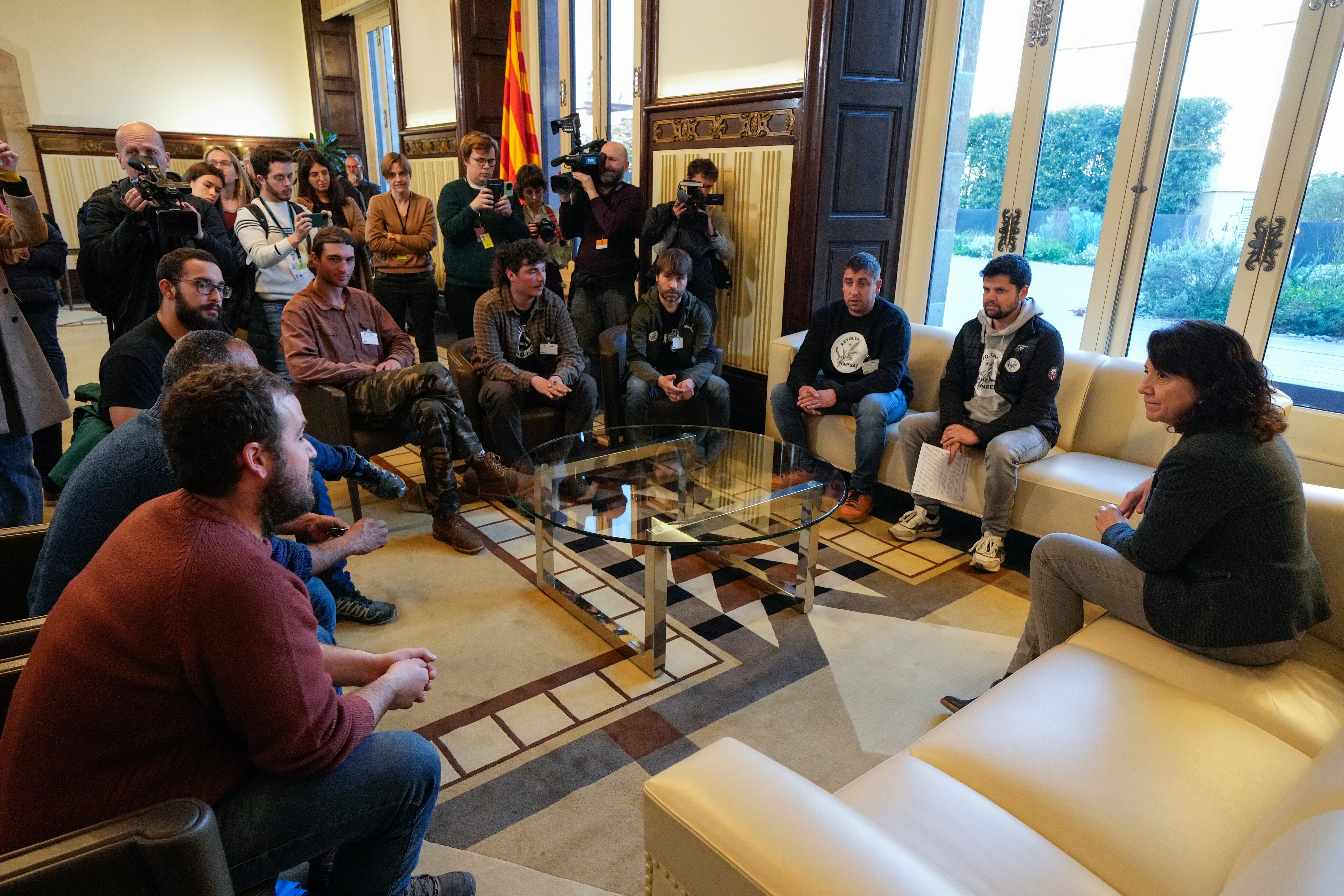 BARCELONA, 08/02/2024.- Un grup d'agricultors que ha passat la nit a Barcelona s'ha reunit aquest matí amb la presidenta del Parlament Anna Erra i la majoria dels grups polítics.EFE/ Alejandro García