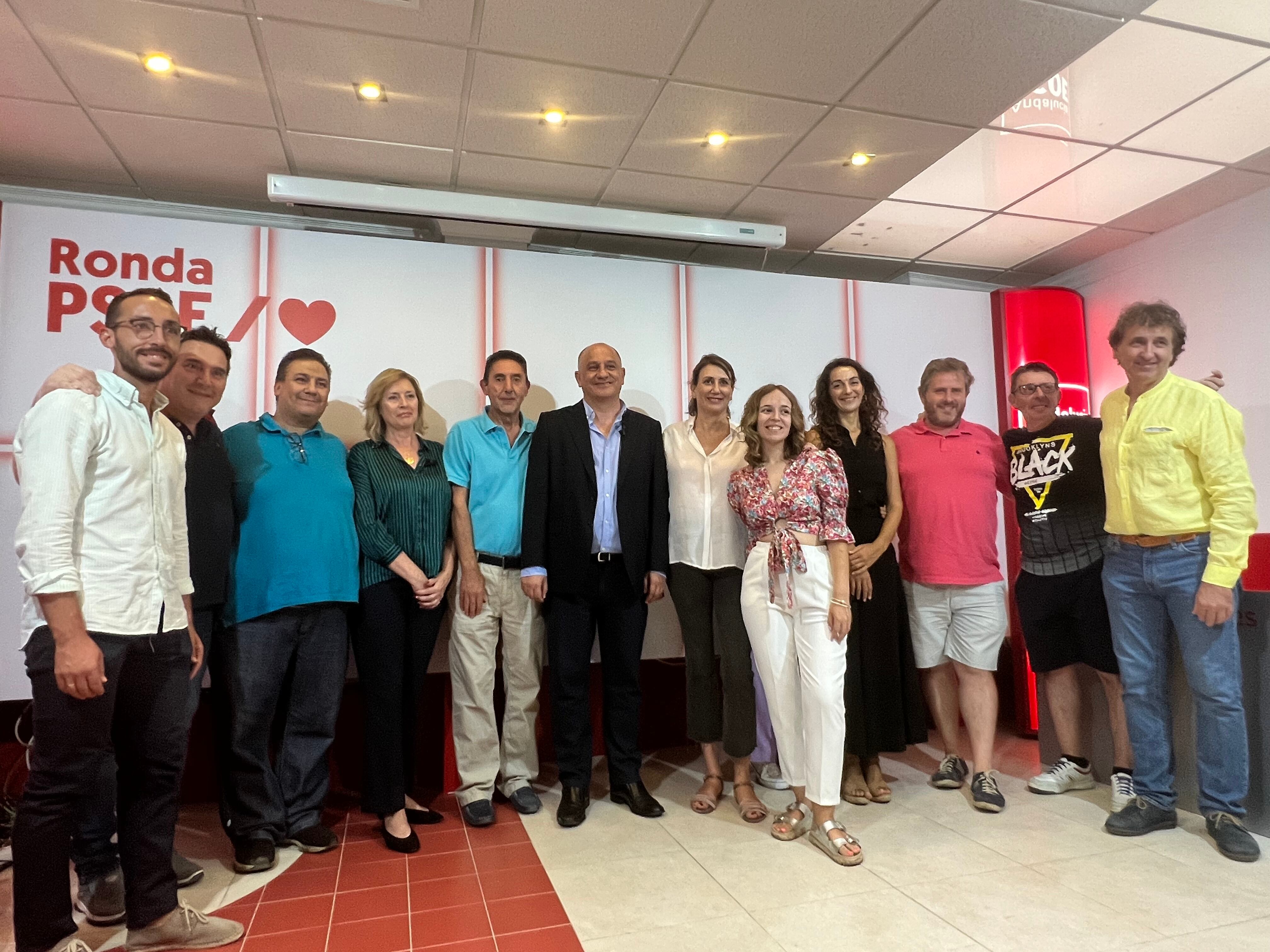 Francisco Cañestro ha estado arropado por una decena de compañeros del partido durante su intervención ante los medios