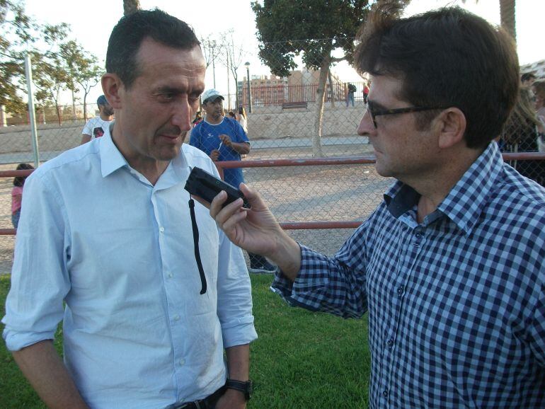 El alcalde, Carlos González, con nuestro compañero, Pepe Morago