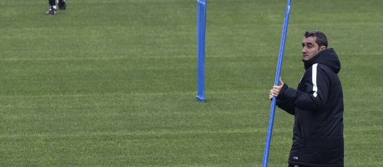 Ernesto Valverde, entrenador del Athletic de Bilbao, coloca el material durante el entrenamiento con el que el conjunto rojiblanco ha preparado el partido liguero del lunes ante el Celta en San Mamés