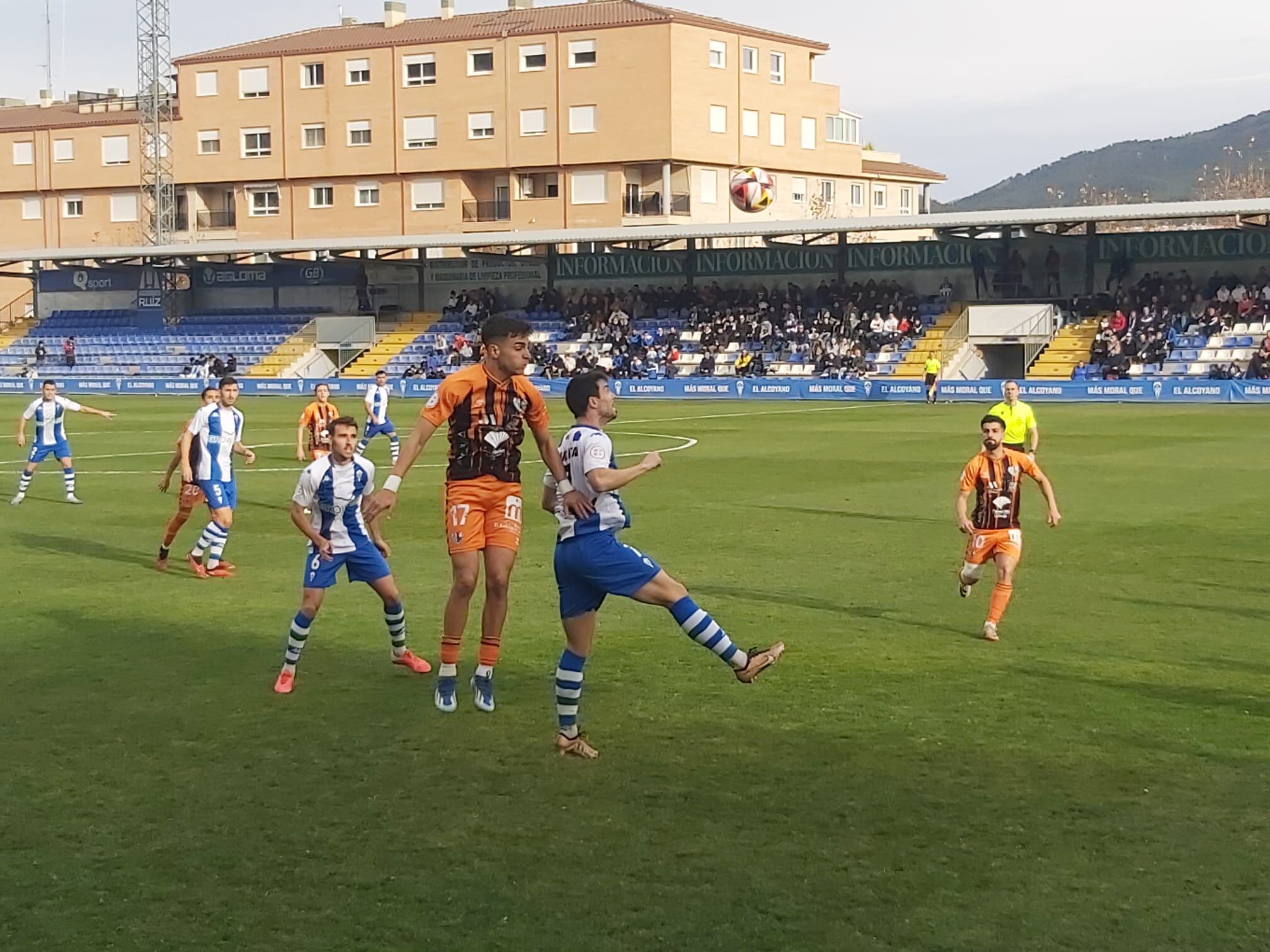 Instante del partido en El Collao, entre el CD Alcoyano y el Antequera