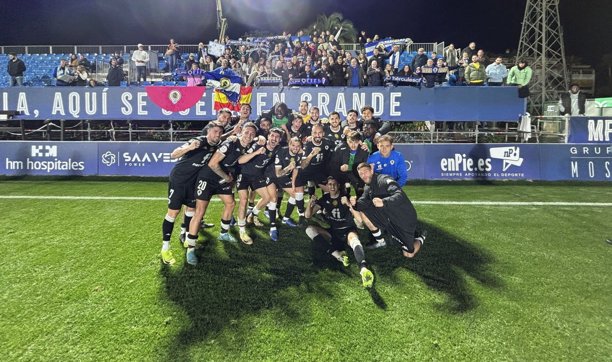 Los jugadores del Hércules celebran la victoria frente al Marbella con los aficionados