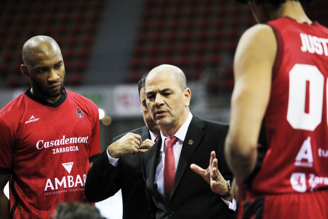 Sergio Hernández da instrucciones a sus jugadores en un partido de la BCL