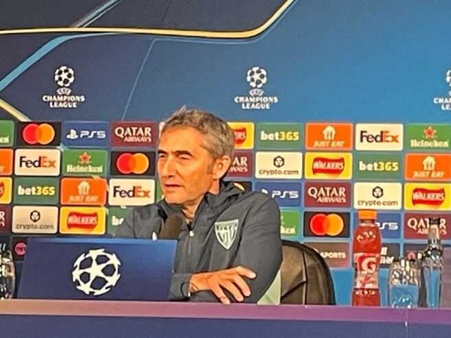 Ernesto Valverde atiende a los medios de comunicación en la previa ante el Newcastle.