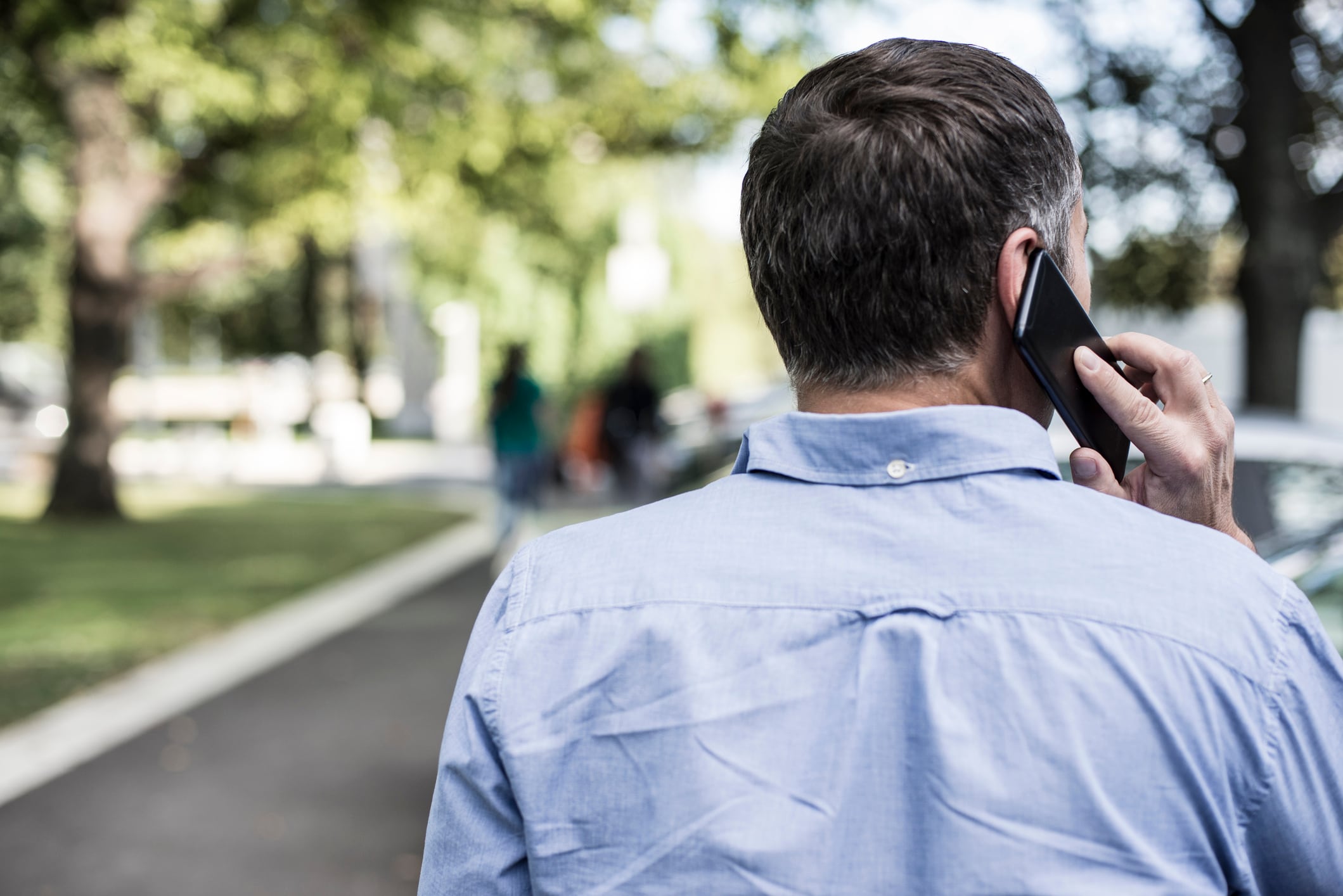 Un hombre responde una llamada telefónica.