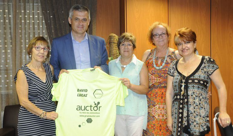 El alcalde de Móstoles, David Lucas, recibe el dorsal para la carrera