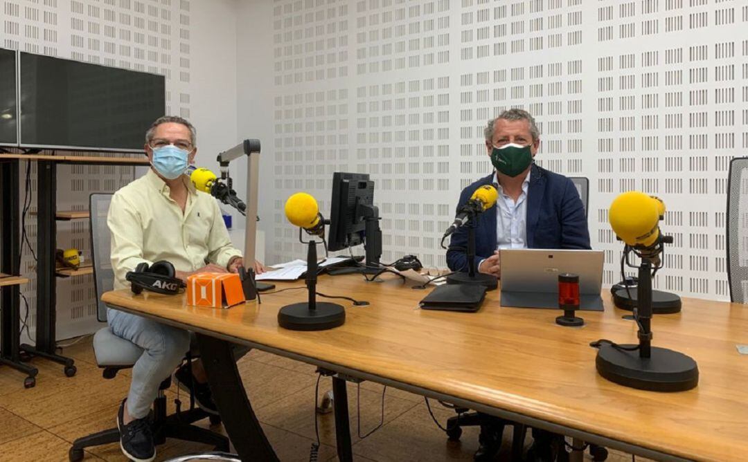 El presidente de la AECC en Sevilla, Jesús Maza -a la derecha de la imagen-, junto a Salomón Hachuel en el estudio del programa Hoy por Hoy Sevilla