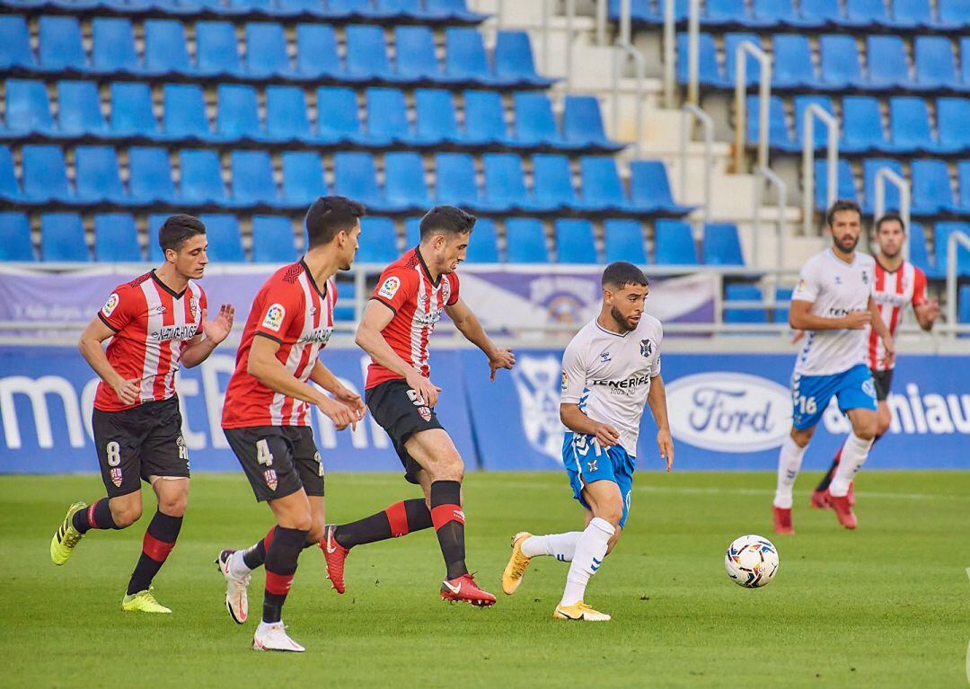 Sam Sashoua controla un balón ante varios jugadores del conjunto riojano