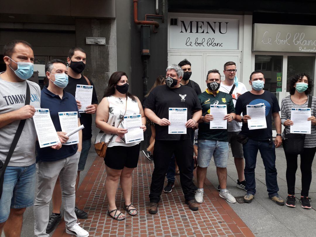 Trabajadores de Ambuiberica a las puertas de la delegación del Gobierno Vasco en Bilbao