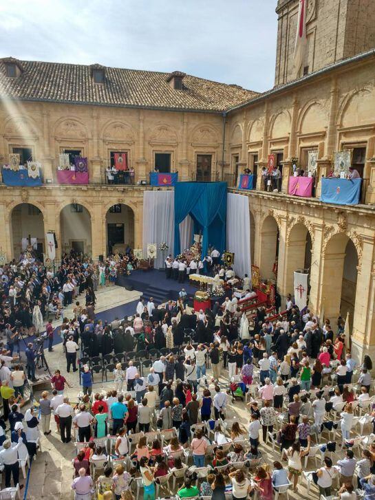 Imagen del interior del templo de la Orden de Santiago en el acto de la coronación